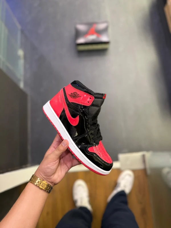 AIR JORDANS RETRO 1 PATENT BRED - Image 3
