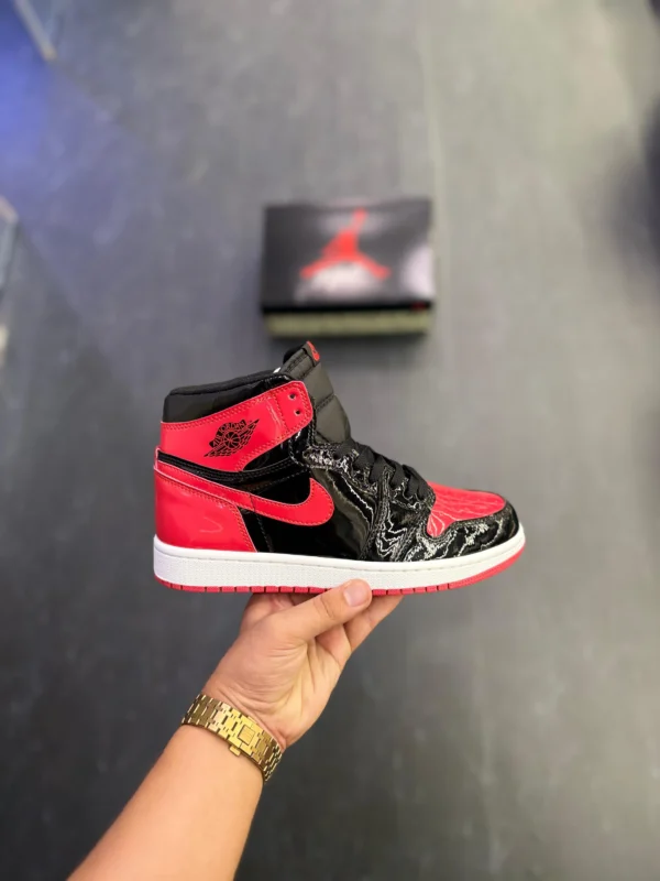 AIR JORDANS RETRO 1 PATENT BRED - Image 4