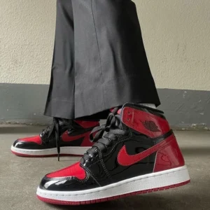 AIR JORDANS RETRO 1 PATENT BRED
