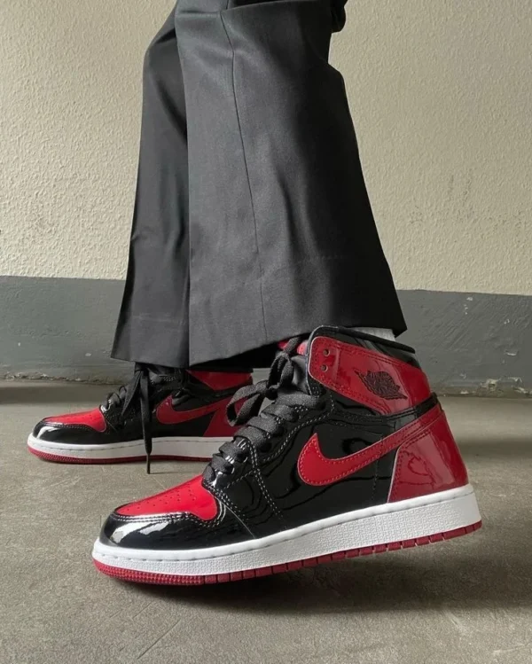 AIR JORDANS RETRO 1 PATENT BRED